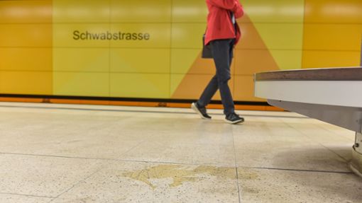 An der Haltestelle Schwabstraße war eine S-Bahn mit geöffneter Tür unterwegs. Foto: Lichtgut/Max Kovalenko
