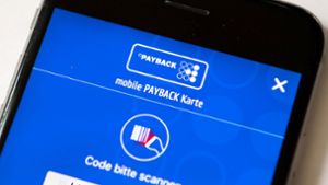 Die Payback-App auf einem Smartphone: Das Unternehmen hat Edeka und die Sparkassen als künftige Partner gewonnen. Foto: Sina Schuldt/dpa