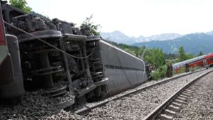 Drei Waggons sind im Juni 2022 bei dem Unfall bei Garmisch entgleist. (Archivbild) Foto: AFP