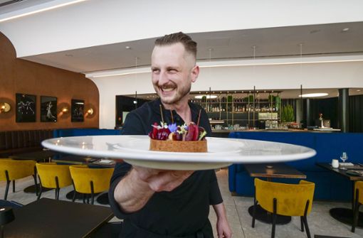 Ein Kunstwerk: Sven Lacher serviert seine Tartelette mit Gänsestopfleber Foto: Simon Granville
