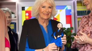 Königin Camilla wird mit eigener Barbie-Puppe überrascht
