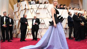 Die irische Schauspielerin Saoirse Ronan zeigte sich im Dolby Theater bei der Oscar-Verleihung in einer ziemlich ausgefallenen Gucci-Robe aus recyceltem Material. Nachhaltig muss nicht immer gleich  schräg sein – wie die Kleiderwahl anderer Stars beweist. Foto: AFP/VALERIE MACON