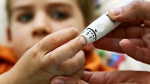 Ein Attest der Filderklinik  bestätigt, dass auch in der Pandemie ein an Diabetes erkranktes Kind in einen Regelkindergarten eingegliedert werden kann. Foto: dpa/Frank May