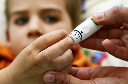 Ein Attest der Filderklinik  bestätigt, dass auch in der Pandemie ein an Diabetes erkranktes Kind in einen Regelkindergarten eingegliedert werden kann. Foto: dpa/Frank May