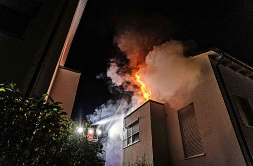 Das Feuer brach in einer Dachstockwohnung in Schmiden aus. Foto: Feuerwehr/Alessandro Marcigliano