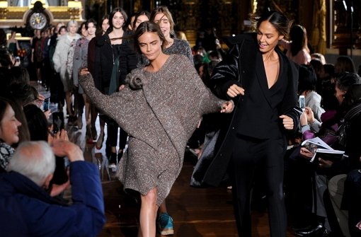 Sonst ist Topmodel Cara Delevingne immer verdammt cool - bei der Stella-McCartney-Schau in Paris ging sie richtig aus sich heraus. Foto: Getty Images Europe