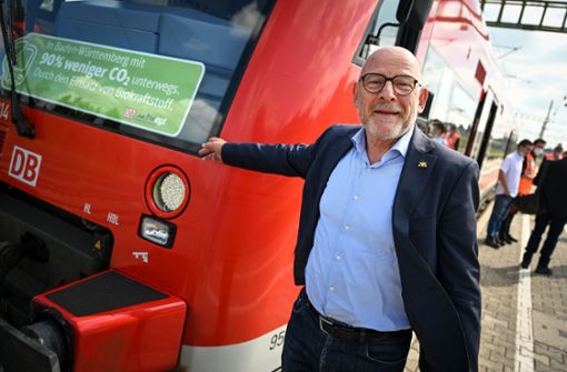 Neue Züge präsentiert Verkehrsminister Winfried Hermann als Teil seiner Erfolgsbilanz.. Foto: dpa/Felix Kästle
