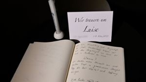 In der evangelischen Kirche von Freudenberg liegt ein Kondolenzbuch für das ermordete Mädchen Luise aus. Foto: dpa/Roberto Pfeil