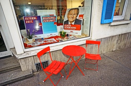 Ein Bild mit Symbolcharakter: leere Stühle vor dem Haus der SPD in Ludwigsburg. Die Sozialdemokraten stellen im Kreis keine Landtagsabgeordneten mehr. Foto: factum/Weise