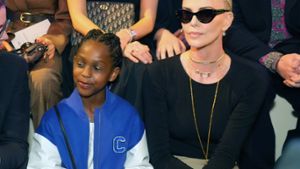 Charlize Theron hat sich mit Tochter August bei der Dior-Show in New York gezeigt. Foto: ZUMA Press Wire / Zuma Press