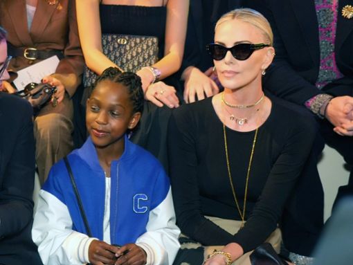 Charlize Theron hat sich mit Tochter August bei der Dior-Show in New York gezeigt. Foto: ZUMA Press Wire / Zuma Press