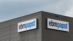 Das Firmenlogo von EBM-Papst ist hier in Hollenbach, in Baden-Württemberg, zu sehen. (Symbolbild) Foto: dpa/Daniel Maurer