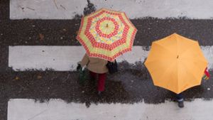Regenschirm nicht vergessen: Der Montag startet in Stuttgart im Dauerregen. Foto: dpa/Sebastian Kahnert