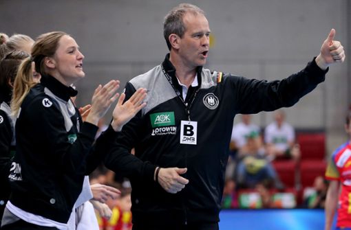 Daumen nach oben: Bundestrainer Henk Groener konnten mit dem Auftritt seiner Handballerinnen sehr zufrieden sein. Foto: Baumann