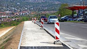 Im oberen Abschnitt, auf der Gemarkung von Ostfildern,  mangelt es dem neuen  Radweg nur noch am Belag, nicht aber an einer herrlichen Aussicht auf Esslingen. Foto: Horst Rudel