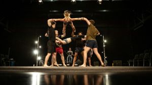 Ins Kraftstudio geht keiner der Truppe Gravity & other Myths: Das tägliche Training der Akrobaten fordert bereits alle Muskeln  . Foto: Lichtgut/Julian Rettig