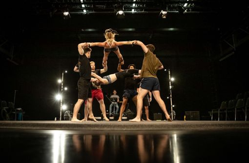 Ins Kraftstudio geht keiner der Truppe Gravity & other Myths: Das tägliche Training der Akrobaten fordert bereits alle Muskeln  . Foto: Lichtgut/Julian Rettig