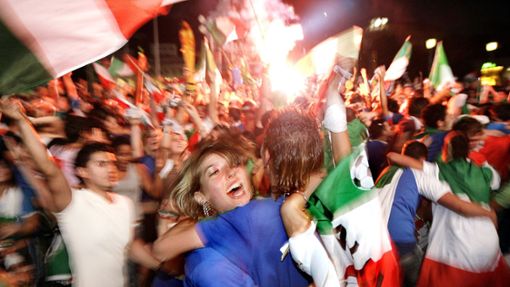 2006 haben italienische Fans auf dem Stuttgarter Schlossplatz den Sieg ihrer Mannschaft bejubelt. Foto: dpa/Marijan Murat