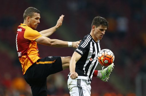 Besiktas-Stürmer Mario Gomez (rechts) hat das Istanbul-Derby gegen Lukas Podolski (Galatasaray) mit seinem goldenen Tor entschieden. Foto: EPA