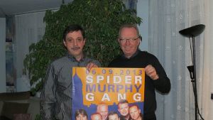 Willy Stoll (links) und Horst Alber präsentieren das Plakat zum Konzert Foto: Häusser