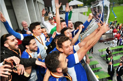 Am Ende großer Jubel: die Männer des SC Stammheim und die Frauen der Sportvg Feuerbach feiern den Pokalsieg. Foto: Günter Bergmann