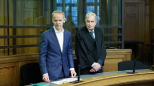 Der angeklagte Arzt Christoph Turowski (l) und sein Anwalt Thomas Baumeyer stehen zum Prozessauftakt im Gerichtssaal. Foto: dpa/Jörg Carstensen