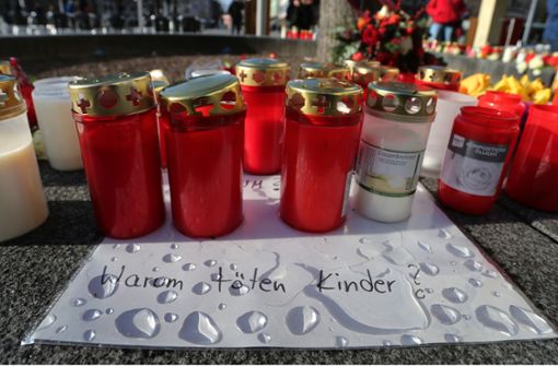 Die Trauer um den verstorbenen Feuerwehrmann ist in Augsburg groß. Foto: dpa/Karl-Josef Hildenbrand