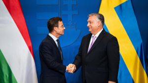 Nach der Vereinbarung des Rüstungsdeals: der schwedische Ministerpräsident Ulf Kristersson (li.) mit dem ungarischen Ministerpräsidenten Viktor Orban Foto: dpa/Marton Monus