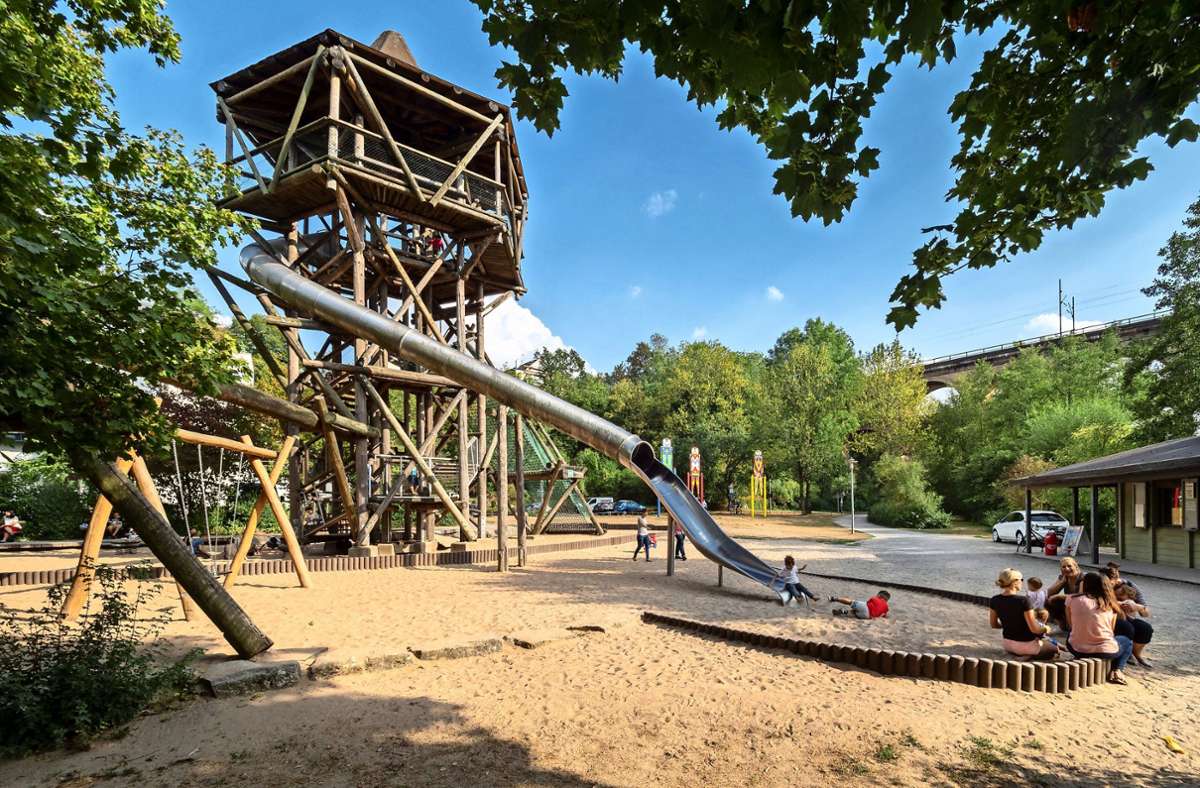 Er war mehr als 30 Jahre lang Kult bei groß und klein:: der Spielturm beim Bietigheimer Bürgergarten. Foto: /Andreas Weise