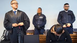 Der Kopf von Hussein K. sinkt während des Urteils tiefer und tiefer. Sein Anwalt Sebastian Glathe kündigt an, in Revision zu gehen. Foto: AFP
