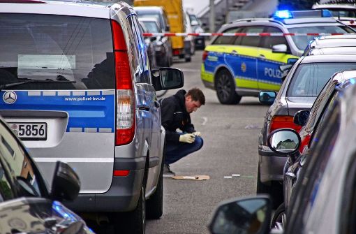 Spurensicherung am Tatort: In der Karl-Pfaff-Straße hatte ein Polizist Schüsse abgegeben. Foto: SDMG