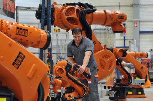 350 Mitarbeiter am Unternehmenssitz von Roboterbauer Kuka in Augsburg sollen entlassen werden. Foto: dpa