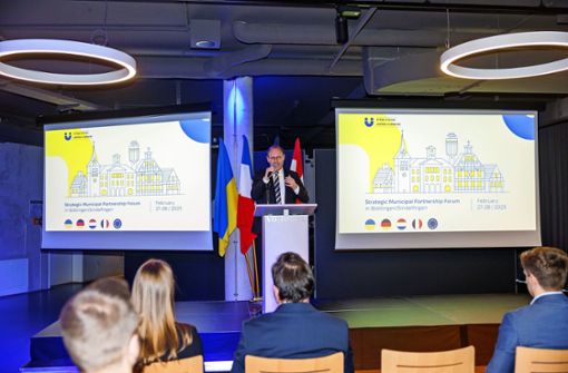 Sindelfingens OB beim Ukraine-Forum auf dem Böblinger Flugfeld. Foto: Stefanie Schlecht