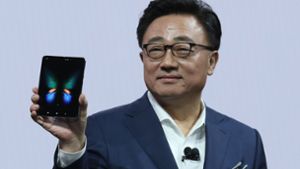 D J Koh, der Chef von Samsungs Handy-Sparte, präsentiert das neue Falthandy Galaxy Fold. Foto: AFP
