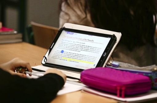Nicht nur Schüler, sondern auch Lehrer sollen jetzt Laptops erhalten. Foto: dpa/Ina Fassbender