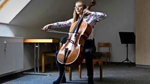 Wenn Diane Lahni ihr Cello spielt, versinkt sie in ihrer eigenen Welt. Foto: Frank Eppler