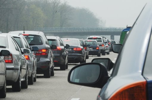 Wegen eines schweren Unfalls auf der A5 bei Weinheim musste die Autobahn in Richtung Frankfurt am Samstag für eine Stunde gesperrt werden. (Symbolbild) Foto: dpa