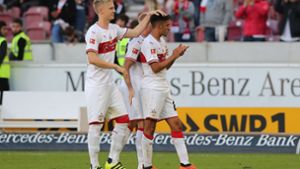 Timo Baumgartl (li.) tröstet Nicolas Gonzalez (re.), der im Spiel des VfB Stuttgart gegen Werder Bremen zahlreiche Chancen vergaben hat. Foto: Getty