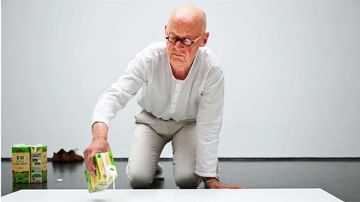 Wolfgang Laib im Kunstmuseum Stuttgart beim Befüllen eines Milchsteins Foto: dpa/Bernd Weißbrod