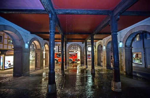 In einem Schwall ist das Wasser durchs  Gebälk des Alten Rathauses in Waiblingen   geflossen Foto: 7aktuell.de/Simon Adomat