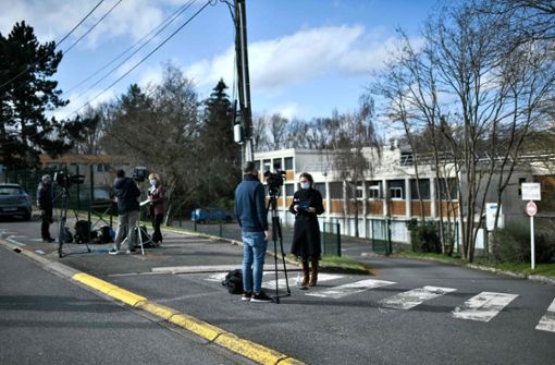 Journalisten versammeln sich vor dem Eingang des Gymnasiums Pont de Bois in Saint-Chéron, außerhalb von Paris, wo eine Jugendliche nach einer Schlägerei zwischen zwei rivalisierenden Banden gestorben ist. Foto: dpa/Stephane De Sakutin