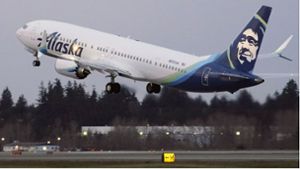 Ein Boeing 737-9 Max der Fluggesellschaft Alaska Airlines. Die Airline schickte nach dem jüngsten dramatischen Zwischenfall eigene Kontrolleure auf die Produktionslinien des Flugzeugbauers. Foto: dpa/Ted S. Warren