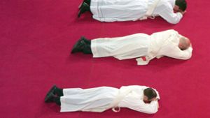 Priesterweihe in Freiburg –  der katholischen Kirche fehlt theologischer Nachwuchs Foto: dpa