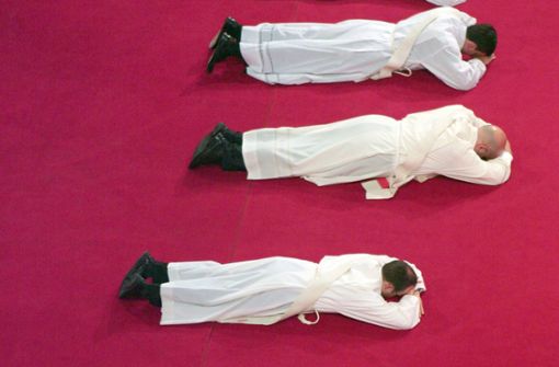 Priesterweihe in Freiburg –  der katholischen Kirche fehlt theologischer Nachwuchs Foto: dpa