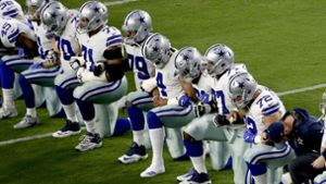 Ein Akt des Protestes gegen Rassismus, aber  auch gegen Donald Trump: die Spieler der Dallas Cowboys knien während des Abspielens der amerikanischen Nationalhymne. Foto: dpa