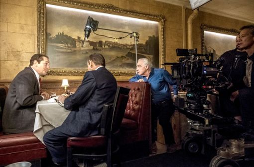 Der Regisseur Martin Scorsese (mit blauem Hemd) gibt bei den Dreharbeiten zu „The Irishman“ Anweisungen an Robert DeNiro (links). Foto: Netflix/Niko Tavernise