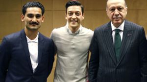 Ilkay Gündogan (links) mit Mesut Özil und Recep Tayyip Erdogan (rechts) Foto: Pool Presdential Press Service/A