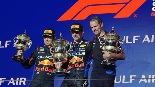 Der Zweitplatzierte Sergio Perez (l-r), Sieger Max Verstappen und Tom Hard von Red Bull stehen auf dem Podium. Foto: Hasan Bratic/dpa
