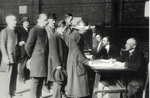 Da schauen die Männer: Bei der Wahl zur Deutschen Nationalversammlung im Jahr 1919 haben erstmals auch die Frauen mit abgestimmt. Foto: DIZ Muenchen GmbH