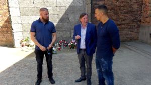 Die Rapper Kollegah (links) und Farid Bang hatten Anfang Juni Auschwitz besucht und ein Blumengebinde an der Todeswand in der KZ-Gedenkstätte niedergelegt. (Archivfoto) Foto: dpa